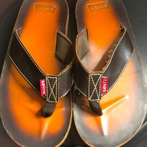 SLIPPERS / FLIP FLOPS LEVIS MENS SIZE 7.